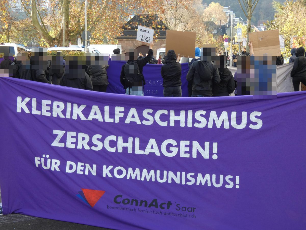 Gegenprotest gegen die Kundgebung der Piusbruderschaft und ihrer Anhänger_innen in Saarbrücken